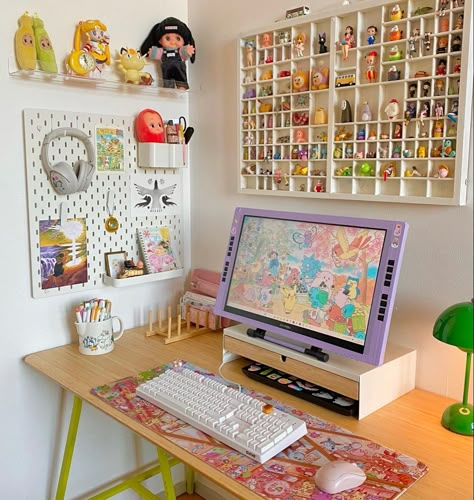 Desktop Setup Aesthetic, Digital Art Setup, Inspire Room, Pegboard Aesthetic, Artist Setup, Desktop Inspiration, Pastel Desk, Ikea Pegboard, Art Workspace