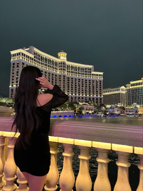 Las Vegas Selfies, Las Vegas Pose Ideas, Vegas Pics Aesthetic, Las Vegas Instagram Story, Bellagio Fountains Las Vegas, Casino Picture Ideas, Vegas Inspo Pics, Las Vegas Aesthetic Outfit, Vegas Poses