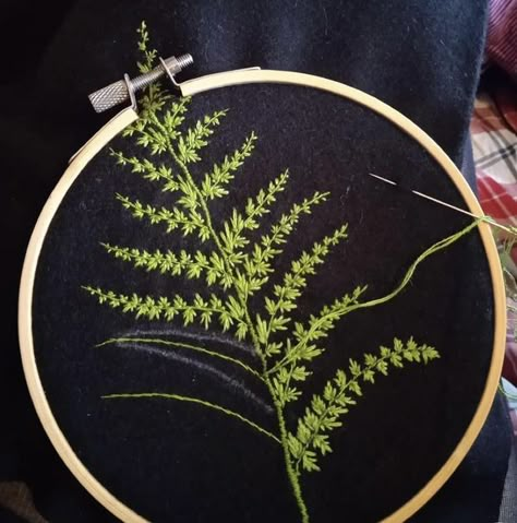 Fern Stitch Embroidery Tutorial, Embroidery Fern Leaves, Realistic Flower Embroidery, Hand Embroidery Plants, Fern Embroidery Pattern, Embroidery Black Fabric, Fern Stitch Embroidery, Alt Embroidery, Botanical Embroidery Pattern