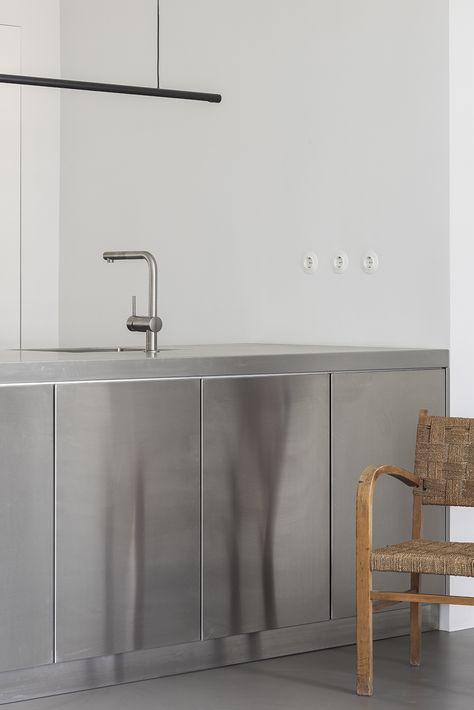 Minimalist Loft Apartment, Loft Kitchen Design, Kitchen Midcentury, Metallic Kitchen, Flat Front Cabinets, Apartment Design Inspiration, Bulthaup Kitchen, Loon Mountain, Minimalist Loft