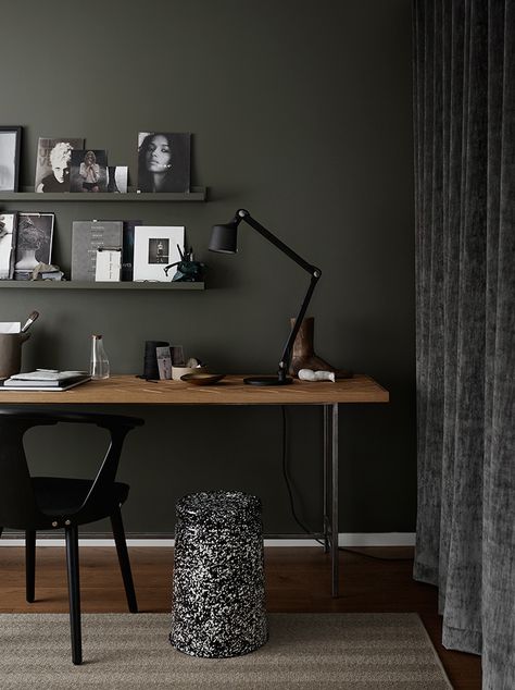 Dark olive green Olive Green Walls, Green Office, Dark Walls, Dark Interiors, Diy Desk, Dark Room, Office Interior Design, Home Office Design, Wall Color