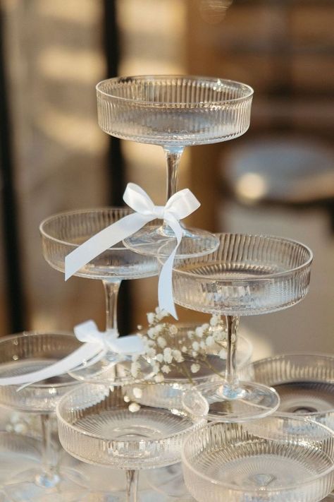 Wedding Pearl Aesthetic, Pearls And Prosecco Birthday Theme, Pearl Wedding Decorations Receptions, Black And Pearls Wedding, Pearls And Bows Bridal Shower Theme, Pearl Themed Birthday Party, Pearl Tablescape, Bridal Shower Pearls And Prosecco Theme, Pearl Wedding Aesthetic