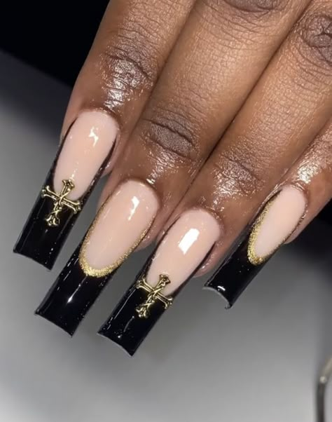 Black And Gold Classy Nails, Black And Gold Prom Nails Acrylic, Gold N Black Nails, Classy Black And Gold Nails, Black And Gold Nails Long, Black Prom Nails Acrylic Classy, Black Nails With Gold Gems, Black Gold Nails Acrylic, Prom Nails Black And Gold