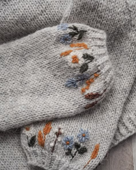 Embroidery Sweater, Pola Sulam, Embroidery On Clothes, 자수 디자인, Sewing Embroidery Designs, Hand Embroidery Art, Hand Embroidery Stitches, Hand Embroidery Patterns, Embroidery Inspiration