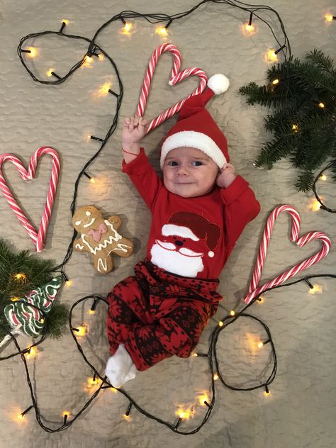 Christmas Photo Baby, Baby Photo Christmas, Holiday Baby Pictures, Baby Christmas Photoshoot, Baby Holiday Photos, Baby Christmas Photography, Photo Bb, Christmas Baby Pictures, Baby Milestones Pictures