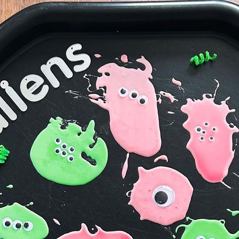 Natasha’s Tuff Trays on Instagram: "Melted Aliens 👽  - Exploring oobleck (cornflour mixture)  - Messy play  - Developing creativity and imagination  - Exploring colours  - Using fine motor skills   👽 Base is a cornflour, water and paint mixture (more water/cornflour until desired consistency is reached)  #tufftray #tufftrayideas #tufftrayactivities #tufftrayinspiration #tufftrayplay #tufftrayfun #tuffspot #tuffspotideas #messyplay #messyplayideas #sensoryplay #sensorytray #eyfs #earlyyears #eytagteam #eyfsideas #letsshareourplay #inspiretheirearlyyears #funbudgetplay #learningwiththesmalls #playwithalbertandwilf #simpleplayforlittles #simpleplay #playideas #playinspiration #playactivities" Toy Story Tuff Tray, Alien Sensory Bin, Alien Tuff Tray, Eyfs Space Activities, Eyfs Crafts, Space Eyfs, Space Theme Preschool, Tuff Spot, Story Birthday