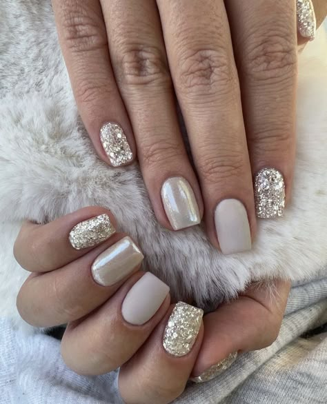 Grey Christmas Nails, Milky Nails, Christmas Gel Nails, Smink Inspiration, Christmas Nails Acrylic, Festival Nails, New Year's Nails, Silver Nails, Xmas Nails