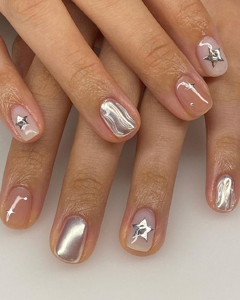 Short Nail Inspo New Years, Natural Aesthetic Nails, Extra Short Nails Natural, Short Gel Nails Design Ideas, Cool Girl Nails 2024, Short Square Round Nail Designs, Silver And White Nails Short, Cool Girl Nails Short, Short Nail Minimal Design