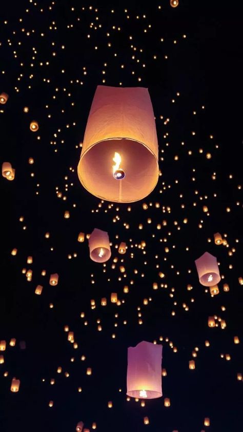 Lanterns In The Sky Floating Lights, Tangled Wallpaper Hd, Disneyland Images, Floating Lantern Festival, Lantern Aesthetic, Lantern Wallpaper, Purple Lantern, Light Fest, Arte Yoga