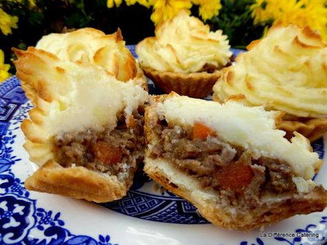 La Différence: Mini Cottage Pies with Duchess Potatoes Duchesse Potatoes, Duchess Potatoes, Mini Pie Recipes, Mini Cottage, Canapes Recipes, St Patricks Day Food, Cottage Pie, Pot Pies, Mince Pies