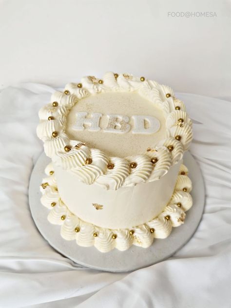 White And Gold Bento Cake, White And Gold Baby Shower Cake, White And Gold Heart Cake, White And Gold Cake Ideas, Gold And White Birthday Cake, White And Gold Birthday Cake, Champagne Birthday Cake, 21 Bday Party, Gold Foil Cake