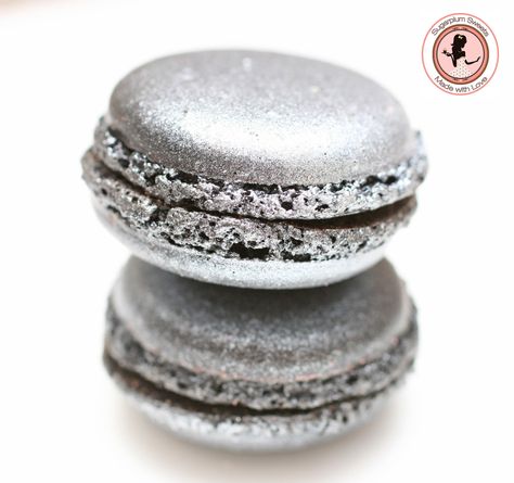 metallic silver macarons by sugarplumsweets.com.au Disco Macarons, Silver Macarons, Blue Macaroons, Anniversary Food, Silver Food, Silver Cupcakes, Macaron Filling, 70th Birthday Cake, 25th Birthday Parties