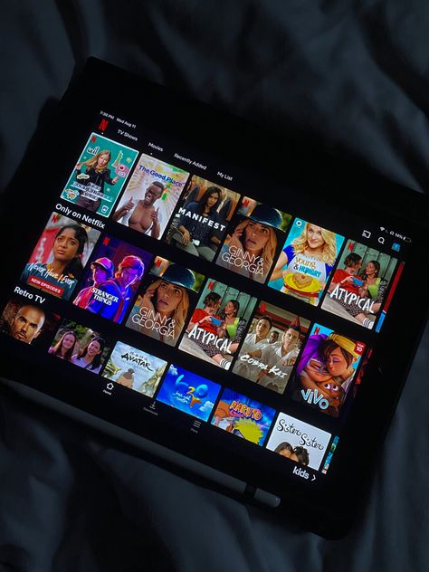 Foto Ipad Aesthetic, Ipad Netflix Aesthetic, Peliculas Aesthetic, Netflix Pictures, Tv Series Aesthetic, Netflix Screen, Netflix Ideas, Ipad Pictures, Tablet Aesthetic