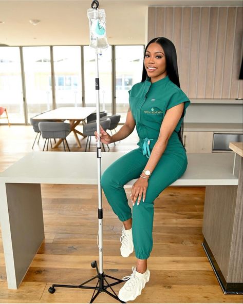 Surgical Tech Photoshoot Ideas, Surgical Tech Photoshoot, Green Scrubs Aesthetic, Scrubs Photoshoot Ideas, Cute Nurse Scrubs Outfits, Baddie Nurse, Scrubs Photoshoot, Nurse Fits, Nursing Photoshoot