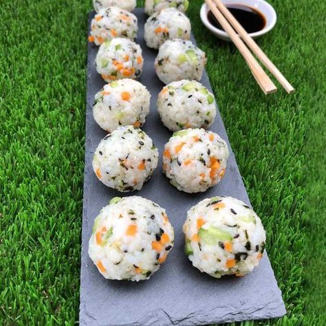 A healthier WW recipe for Anna's sushi balls ready in just 15. Get the SmartPoints value plus browse 5,000 other delicious recipes today! Sushi Vegetarian, Sushi Rice Balls, Sushi Balls, Sushi Recipes Homemade, Ww Recipe, Homemade Sushi, Sushi Recipes, Rice Balls, Sushi Rice