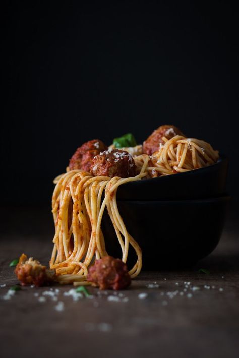 Italian Food Photography, Pasta Photography, Spaghetti With Meatballs, Design Cibo, Moody Food Photography, Dark Food Photography, Dark Food, Food Photography Ideas, Pasta Bar