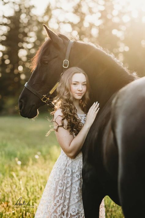 Senior Horse Photography, Equestrian Photoshoot, Horse Photoshoot Ideas, Equine Photography Poses, Horse Senior Pictures, Horse Photography Poses, Foto Cowgirl, Pictures With Horses, Senior Portraits Girl