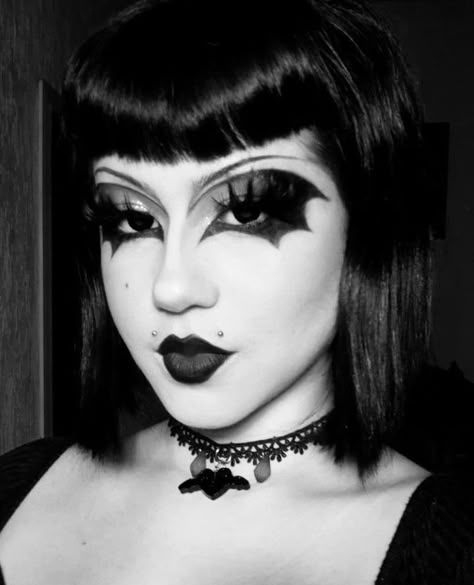 Traditional Goth Makeup 80s, Traditional Goth Makeup Men, Goth Makeup Traditional, Goth Makeup No White Base, Gothic Fairy Makeup, Simple Trad Goth Makeup, Goth Makeup Inspiration, Trad Goth Makeup Men, Trad Goth Makeup Template