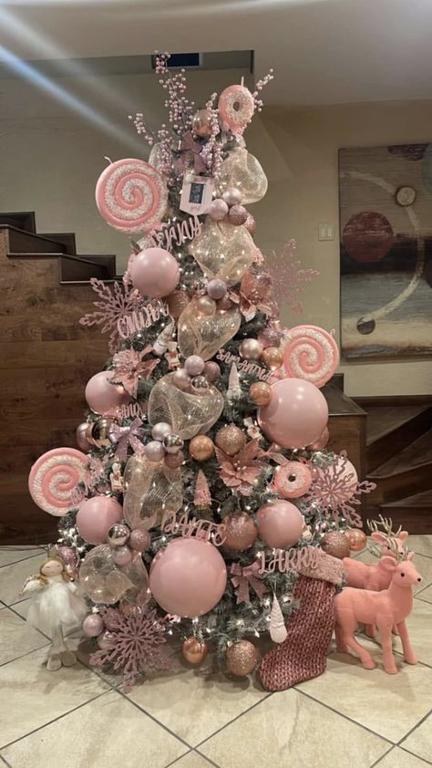 Girly Tree Christmas, Christmas Colors Ideas, Pink Xmas Tree Decorations, Pink Decorations Christmas Tree, Christmas Tree Ideas Pink And Silver, Christmas Tree Pink Theme, Pink Gold Christmas Decor, Christmas Tree Decor Ideas Pink, Christmas Tree Pink And Silver