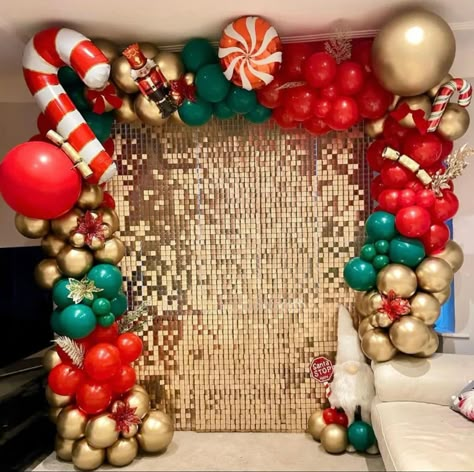 Formal Christmas Banquet, Christmas Party Wall Decor, Christmas Balloon Backdrop Ideas, Christmas Photo Backdrop Ideas, Christmas Party Backdrop Ideas, Adult Christmas Party Decorations, Ugly Sweater Party Decorations, Christmas Party Ideas Decorations, Photo Booth Christmas