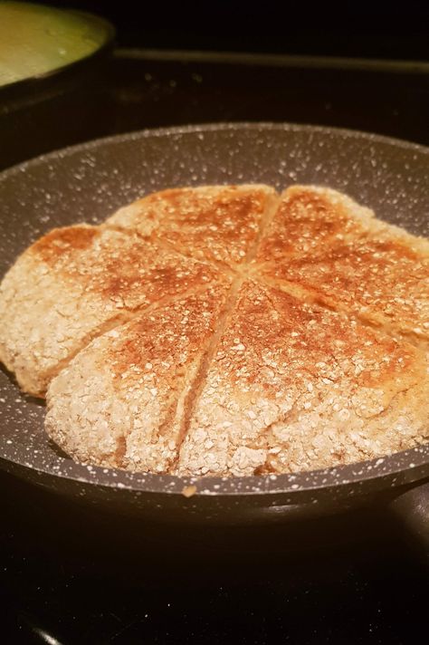 Bannock Bread (Traditional Scottish Bread) | THE WEE CALEDONIAN COOK Scottish Bannock Recipe, Scottish Bannock, Scottish Bread, Robbie Burns Day, Bannock Recipe, Bannock Bread, Traditional Scottish Food, Burns Day, Irish Foods