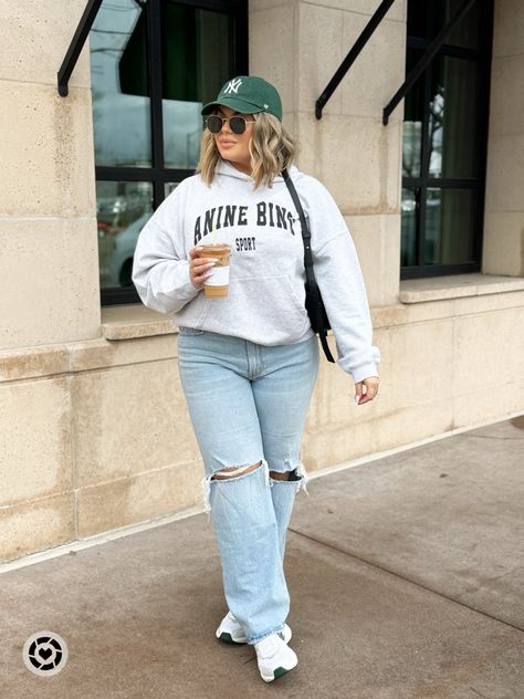 Fall Outfits Sweatshirts, Oversized Sweatshirt And Jeans Outfit, Winter Sweatshirt Outfits Women, Mom Jeans Style Ideas, Outfits With Hoodies And Jeans, Crew Neck Outfit Ideas, Cute Crewneck Sweatshirt Outfit, Slouchy Jeans Outfit Winter, T Shirt With Jeans Outfits