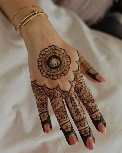 Simple Unique Mehndi Design, Minimal Mehndi Designs Front Hand Simple, Back Hand Circle Mehndi Designs, Simple Round Mehndi Designs, Finger Mehandi Designs, Minimal Mehandi Design, Flower Mehendi Designs, Floral Mehndi Designs, Mehndi Design Front Hand