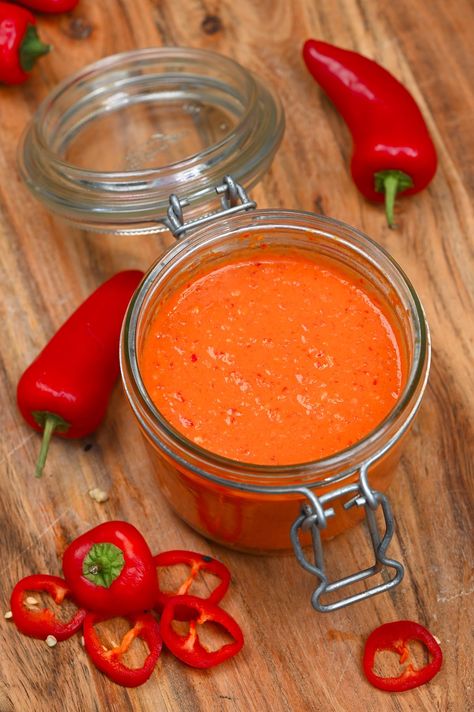 Homemade Red chilli sauce in a jar with some chilies around it Chili Sauce Recipe Canning, Chilli Sauce Recipe, Homemade Chili Sauce, Chili Pepper Sauce, Homemade Chilli, Chili Pepper Recipes, Pepper Sauce Recipe, Sauce Pesto, Red Chili Sauce