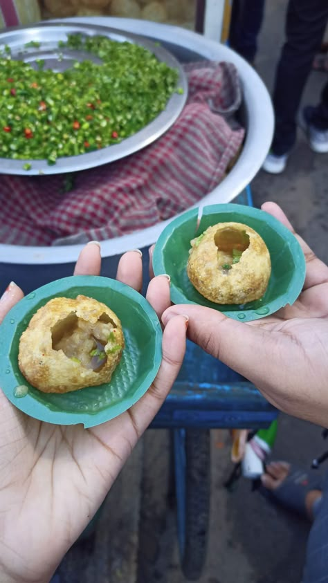 Puchka/Pani puri/Golgappe is a very famous street food in India that is sweet, tangy and spicy. Night Street Food, Kolkata Aesthetic, India Street Food, Kolkata Photography, Street Food India, Famous Street Food, World Street Food, Eating Food Funny, Food Captions