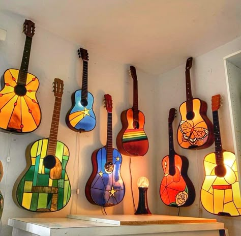 Guitar Art Project, Mosaic Guitar, Guitar Lamp, Glass Guitar, Painted Ukulele, Music Furniture, Stained Glass Kits, Painted Guitar, Diy Stained Glass Window