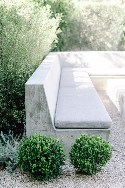 Built Seating Outdoor, Concrete Bench Fire Pit, Cement Outdoor Seating, Terrace Built In Seating, Concrete Outdoor Bench Seating Areas, Concrete Garden Seating, Stone Outdoor Furniture, Built In Bench Garden, Outdoor Concrete Bench Seating