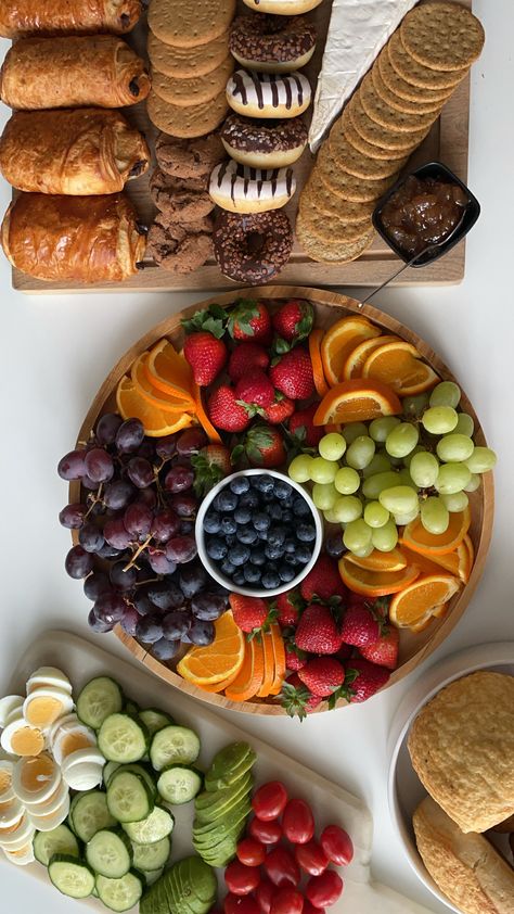 Fruit Table Design Ideas, Birthday Breakfast Brunch Ideas, Breakfast Platter Aesthetic, Birthday Brunch Charcuterie Board, Aesthetic Brunch Table, Fruit Platter Breakfast, Healthy Afternoon Tea, Charcuterie Brunch Board, Fruit Board Aesthetic