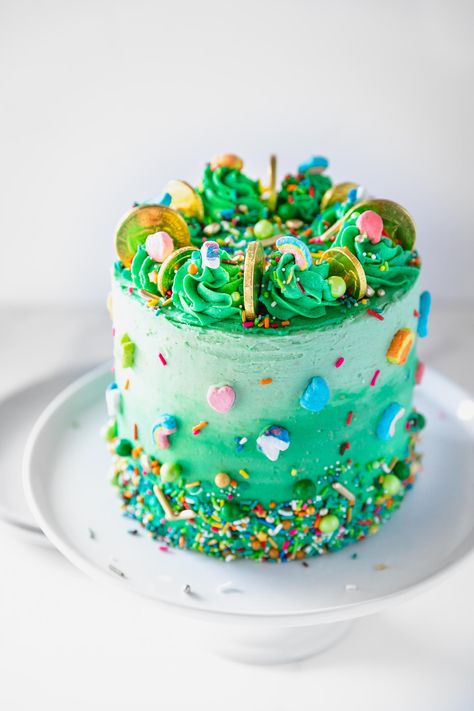 Layers of sprinkle cake, fluffy marshmallow cereal buttercream, and Lucky Charms marshmallows! A great cake for St. Patrick's day or to satisfy our inner kid love for cereal! Lucky Charm Birthday, Lucky Charms Cake, Lucky One Birthday, St Patricks Food, St Patricks Day Cakes, Marshmallow Cereal, Lucky Charms Marshmallows, St Patrick Day Treats, St Patricks Day Food