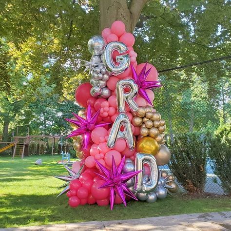 Balloon Backdrop Ideas Graduation, Grad Balloon Garland, Senior Balloon Arch, College Balloon Garland, Balloon Arch Ideas For Graduation, Ballon Arch Grad Party, Balloon Arch With Numbers, Graduation Party Balloon Arch, Grad Party Balloon Arch