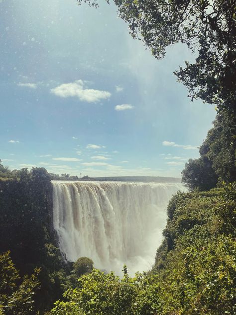 Victoria Falls, Zimbabue Victoria Falls Aesthetic, Zimbabwe Aesthetic, Visiting Africa, Lake Victoria Africa, Staubach Falls, Zimbabwe Safari, Falls Aesthetic, Vic Falls Zimbabwe, Zimbabwe Travel