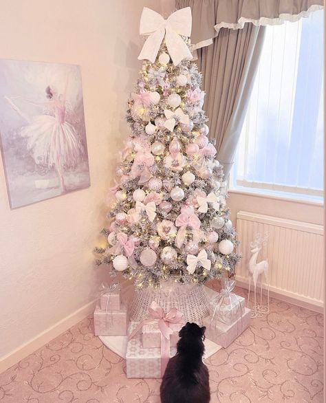 Pink Christmas Bedroom, Crismas Tree, Hello Kitty Christmas Tree, White Christmas Tree Decorations, Christmas Tree Inspo, Dreaming Of A Pink Christmas, A Pink Christmas, Christmas Dreaming, Coquette Christmas