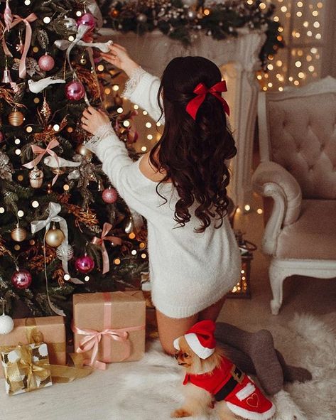 Christmas Photoshoot Home Ideas, Christmas Pfps Aesthetic, Dress Outfits Christmas, Pfp Aesthetic Christmas, Christmas Photoshoot Outfits, Christmas Pfp Aesthetic, Christmas Tree Photoshoot, Christmas Dress Girl, Christmas Dress Party