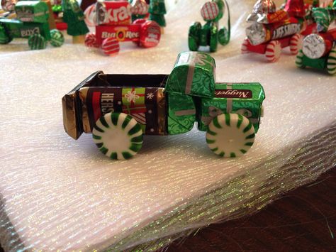 Candy truck Trucks Made Out Of Candy, Candy Truck Ideas, Candy Truck, Candy Train, Christmas Candy Crafts, Christmas Candy Gifts, Candy Arrangements, Christmas Favors, Candy Crafts