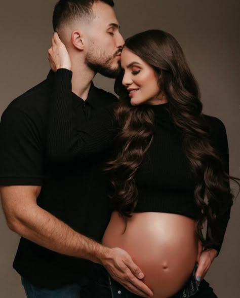 Photoshoot Pregnant Ideas Couple, Maternity Inspo Photos, Maternity Photography Poses Couple Picture Ideas, Black Outfit Maternity Pictures, Cute Pregnant Couples, Maternity Couples Poses, Modern Maternity Shoot Ideas, Modern Maternity Shoot Couple, Maternity Poses With Husband In Studio