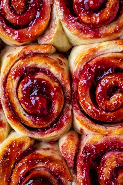 rolls filled with jam Cinnamon Morning Bun, Easy Hot Cross Buns Recipe, Jam Rolls, Easy Hot Cross Buns, Hot Cross Buns Recipe Easy, Buns Homemade, Orange Recipes Dessert, Sourdough Buns, Jam Roll