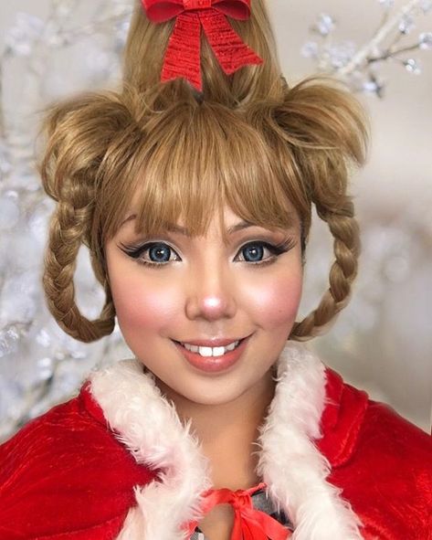 Sweet little sunshine with the biggest heart around ‘Cindy Lou Who’. How old do I look here?! Currently busy editing Grinch & Cindy Lou… Cindy Lou Hair, Whoville Costumes, Cindy Lou Who Hair, Cindy Lou Who Costume, Who Hair, Whoville Hair, Grinch Cindy Lou, Who Costume, Whoville Christmas