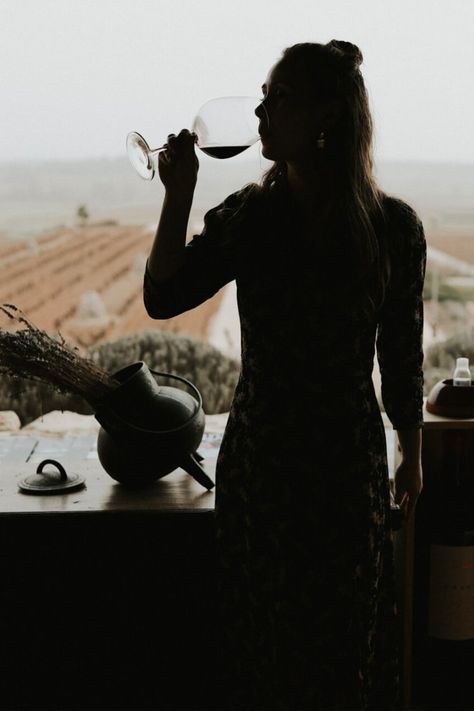 Discover why Tempranillo wine is the secret star of our favorite reds 💫! Join Wine with Paige for her complete guide and indulge in a taste of Spain 🇪🇸. Cheers! 🥂 Tempranillo Wine, Wine For Beginners, Types Of Red Wine, Wine Basics, Wine Tasting Outfit, Grape Uses, Wine 101, Wine Education, Spanish Wine