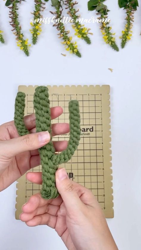 Macrame Cactus Tutorial, Macrame Cactus Diy, Yarn Cactus Diy, Yarn Cactus, Cactus Macrame, Flowers Macrame, Macrame Beginners, Macrame Flowers, Crochet Cactus Garden