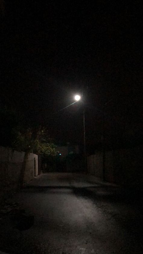 Walking At Night Aesthetic, Night Walk Aesthetic, Night Walking Aesthetic, Walking Aesthetic, Blurred Aesthetic, Late Night Walks, Late Night Vibes, Night Walks, Video Call With Boyfriend Screen Photo