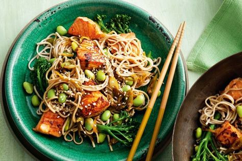 Dinner is ready in a flash with this wok-fried salmon and soba noodle recipe. Staple Meals, Sesame Salmon, Soba Noodles Recipe, Delicious Noodles, Soba Noodle, Easy Japanese Recipes, Fried Salmon, Healthy Salmon, Soba Noodles