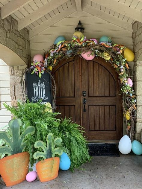 Easter Basket Display Ideas, Easter Entrance Decor, Easter Door Garland, Easter Front Porch Ideas, Easter Porch Decor Outdoor, Easter Arch, Easter Decor Outdoor, Easter Yard Decor, Easter Outdoor Decorations