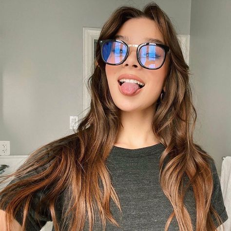 Hailee Steinfeld Glasses, Hailee Steinfeld Hair, Hailee Steinfeld Outfits, Haliee Steinfeld, Hailee Steinfeld Style, Kate Bishop, Girl Celebrities, Marvel Women, Hailee Steinfeld