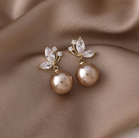 Champagne Pearl Earrings, Leaves Earrings, Pretty Jewelry Necklaces, Two Earrings, Jewelry Ear, Pearl Dangle Earrings, Vintage Pearl, Gold Earrings Designs, Jewelry Lookbook