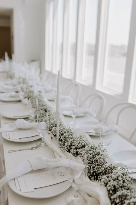 Minimalist White Table Setting, Minimalistic White Wedding Decor, Minimalist Wedding Table Florals, Simple White Table Decor, Table Designs Wedding, White Wedding Set Up, All White Minimalist Wedding, Engagement Table Set Up, White Minimalist Wedding Decor