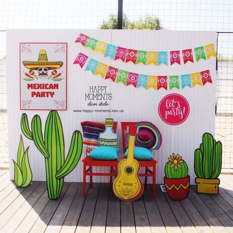 Diy Mexican Backdrop, Mexican Photo Backdrop, Mexican Backdrop Ideas, Mexican Theme Party Decorations Fiestas, Mexican Theme Backdrop Ideas, Fiesta Photo Backdrop, Diy Mexican Decor, Mexican Backdrop, Mexican Fiesta Party Ideas